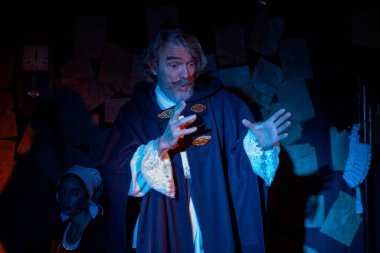 03.29.2024 ISTANBUL TURKEY - İstanbul 'da bir tiyatro sahnesi var ve oyuncular 