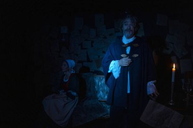 03.29.2024 ISTANBUL TURKEY - İstanbul 'da bir tiyatro sahnesi var ve oyuncular 