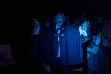 03.29.2024 ISTANBUL TURKEY - İstanbul 'da bir tiyatro sahnesi var ve oyuncular 