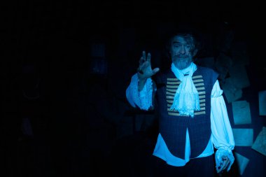 03.29.2024 ISTANBUL TURKEY - İstanbul 'da bir tiyatro sahnesi var ve oyuncular 