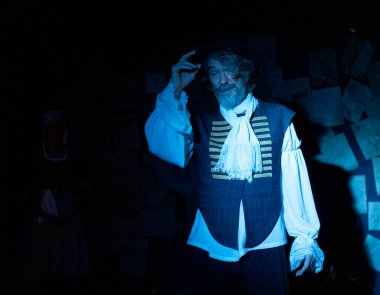 03.29.2024 ISTANBUL TURKEY - İstanbul 'da bir tiyatro sahnesi var ve oyuncular 