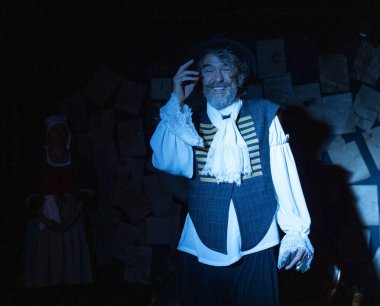 03.29.2024 ISTANBUL TURKEY - İstanbul 'da bir tiyatro sahnesi var ve oyuncular 