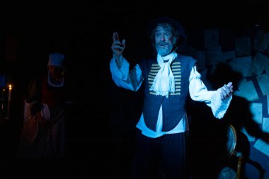 03.29.2024 ISTANBUL TURKEY - İstanbul 'da bir tiyatro sahnesi var ve oyuncular 