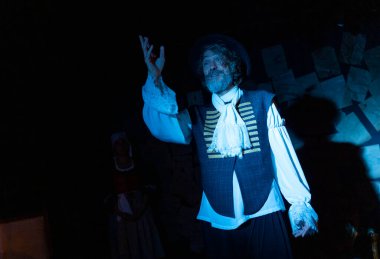 03.29.2024 ISTANBUL TURKEY - İstanbul 'da bir tiyatro sahnesi var ve oyuncular 