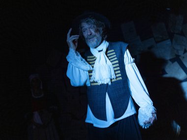 03.29.2024 ISTANBUL TURKEY - İstanbul 'da bir tiyatro sahnesi var ve oyuncular 