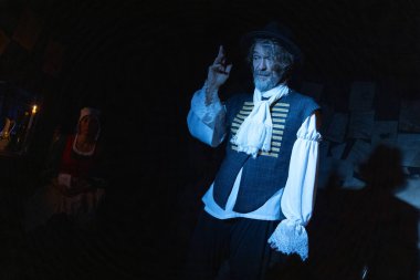 03.29.2024 ISTANBUL TURKEY - İstanbul 'da bir tiyatro sahnesi var ve oyuncular 