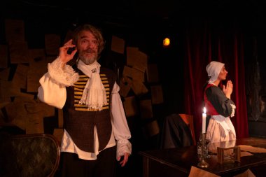 03.29.2024 ISTANBUL TURKEY - İstanbul 'da bir tiyatro sahnesi var ve oyuncular 