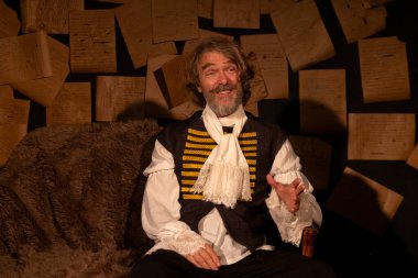 03.29.2024 ISTANBUL TURKEY - İstanbul 'da bir tiyatro sahnesi var ve oyuncular 