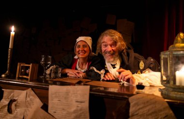 03.29.2024 ISTANBUL TURKEY - İstanbul 'da bir tiyatro sahnesi var ve oyuncular 