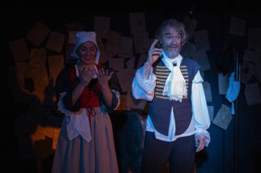 03.29.2024 ISTANBUL TURKEY - İstanbul 'da bir tiyatro sahnesi var ve oyuncular 