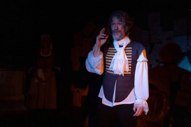 03.29.2024 ISTANBUL TURKEY - İstanbul 'da bir tiyatro sahnesi var ve oyuncular 