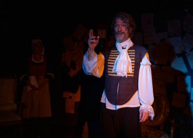 03.29.2024 ISTANBUL TURKEY - İstanbul 'da bir tiyatro sahnesi var ve oyuncular 