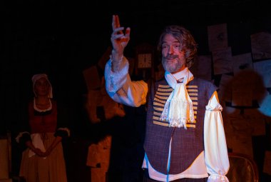 03.29.2024 ISTANBUL TURKEY - İstanbul 'da bir tiyatro sahnesi var ve oyuncular 