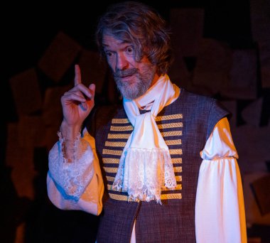 03.29.2024 ISTANBUL TURKEY - İstanbul 'da bir tiyatro sahnesi var ve oyuncular 