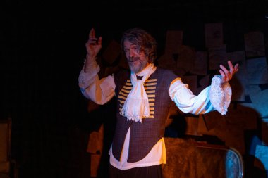 03.29.2024 ISTANBUL TURKEY - İstanbul 'da bir tiyatro sahnesi var ve oyuncular 