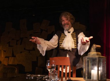 03.29.2024 ISTANBUL TURKEY - İstanbul 'da bir tiyatro sahnesi var ve oyuncular 