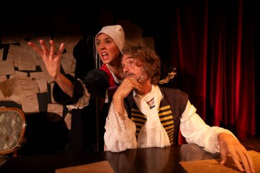 03.29.2024 ISTANBUL TURKEY - İstanbul 'da bir tiyatro sahnesi var ve oyuncular 