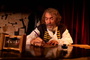 03.29.2024 ISTANBUL TURKEY - İstanbul 'da bir tiyatro sahnesi var ve oyuncular 