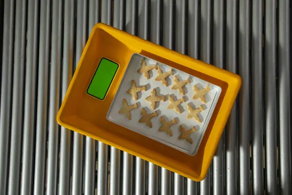 Närbild Bild Gul Och Blå Plastbehållare Träyta Grön Mobiltelefon Med Stockbild
