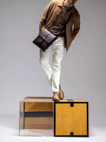 Deri Çantalı Erkek Manken Moda Tarzı Stüdyoda Yüz Yüze Modellik Telifsiz Stok Fotoğraflar