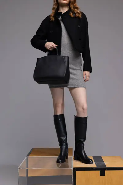 Trendiga Kläder Med Svart Läderväska Och Svarta Läderstövlar Kvinnlig Modell Royaltyfria Stockfoton