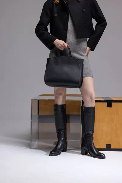 Trendiga Kläder Med Svart Läderväska Och Svarta Läderstövlar Kvinnlig Modell Stockbild