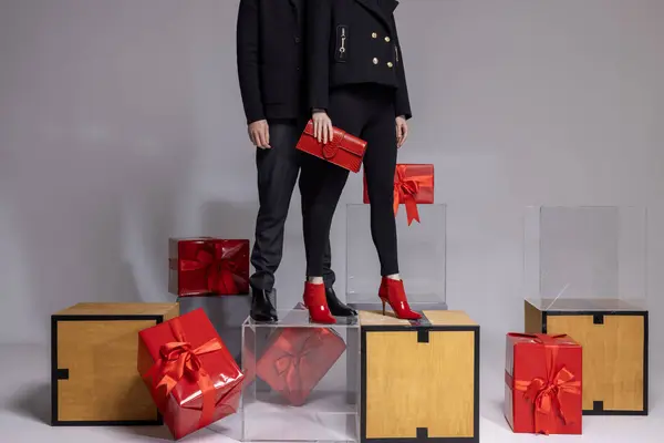 Νεαρή Γυναίκα Και Άντρας Δώρα Κόκκινα Πακέτα Δώρων Κόκκινα Παπούτσια Φωτογραφία Αρχείου