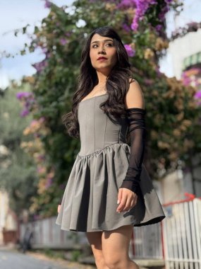 Dışarıdaki kameraya poz veren güzel esmer kız güçlü bir ifadeyle etrafına bakıyor. - Evet. Havalı seksi kıyafetler içinde güzel bir kızın portresi.