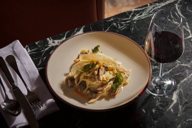 tavuklu makarna, sebze ve peynir beyaz tabakta.