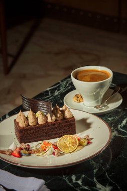 Lezzetli ve lezzetli çikolatalı pasta masada.