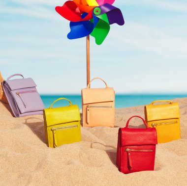 Plaj dekorasyonundaki erkek ve kadınlar için şık kahverengi deri terlikler..