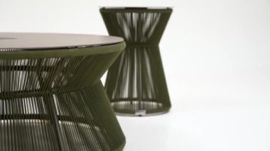 Açık hava ve bahçe mobilyaları. Stüdyoda beyaz bir arka planda açık hava ve organizasyon amaçlı farklı tasarımlar ve masalar.