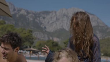 Genç bir aile, anne, baba ve iki çocuk sahilde eğleniyor. Bir kız ve bir oğlanla mutlu bir aile, yaz tatilinde harika vakit geçiriyorlar, kumda oynuyorlar. Tatil ve aile kavramı