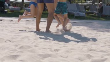 Genç bir aile sahilde koşuyor ve eğleniyor. Bir kız ve bir oğlanla mutlu bir aile yaz tatilinde harika vakit geçiriyor. Tatil ve aile kavramı