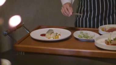 Hareketli kameralı Japon mutfağı. Asya mutfağı deniz ürünleri, tabakta balık ve yemek masasında servis. Yüksek kaliteli detaylı çekimler