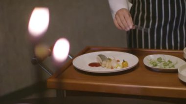 Hareketli kameralı Japon mutfağı. Asya mutfağı deniz ürünleri, tabakta balık ve yemek masasında servis. Yüksek kaliteli detaylı çekimler
