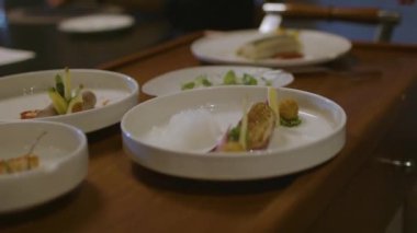 Doğu Asya mutfağından deniz ürünleri, özel olarak hazırlanmış balık yemekleri ve servis. Yüksek kaliteli çekim kamerası.