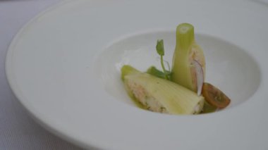 Vejetaryen yemeği, özel sos ve garnitürlü zarif bir yemek tabağı. Yüksek kaliteli bir kamerayla, yakın plan ve özel olarak hazırlanmış bir yemek tabağının tadımlık anı..