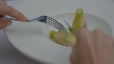 Vejetaryen yemeği, özel sos ve garnitürlü zarif bir yemek tabağı. Yüksek kaliteli bir kamerayla, yakın plan ve özel olarak hazırlanmış bir yemek tabağının tadımlık anı..