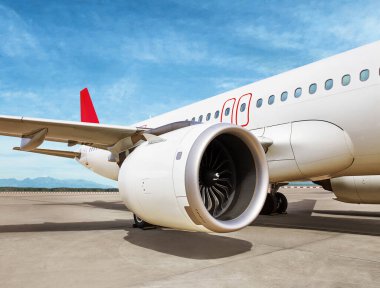 Ticari bir jet motorunun ayrıntılı görüntüsü ve havaalanındaki pist. Modern havacılık konsepti, seyahat ve ulaşım geçmişi, uçak mühendisliği odağı.