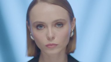 Şık bir stüdyo resminde kendine güveni tam bir genç kadın. Zarif, anlamlı ve moda, güzellik ve iş teması için ideal..