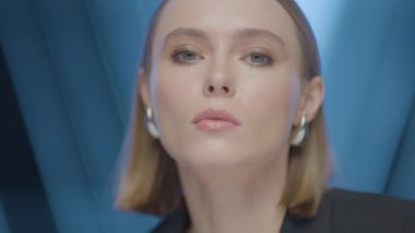 Modern bir stüdyoda çok çeşitli duygusal ifadeler sergileyen şık bir kadın. Profesyonel, zarif ve marka, moda ve liderlik teması için ideal..