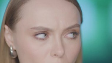 Şaşırmış bir kadının, canlı stüdyo ışıkları altında farkına vararak tepkisine yakın çekim. Duygusal ifade.