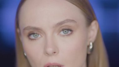 Şaşırmış bir kadının, canlı stüdyo ışıkları altında farkına vararak tepkisine yakın çekim. Duygusal ifade.