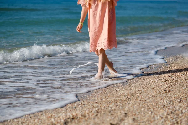 Girl Walking Barefoot Sea Beach Child Feet Enjoy Summer Warm — Stock Photo, Image