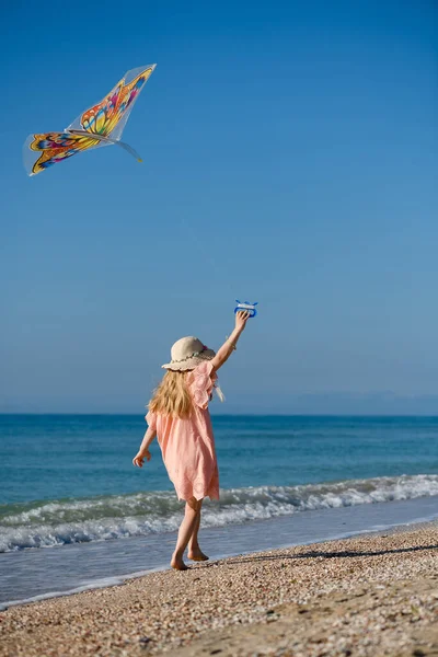 Klein Meisje Kind Lopen Terug Blote Voeten Met Vlinder Vlieger — Stockfoto
