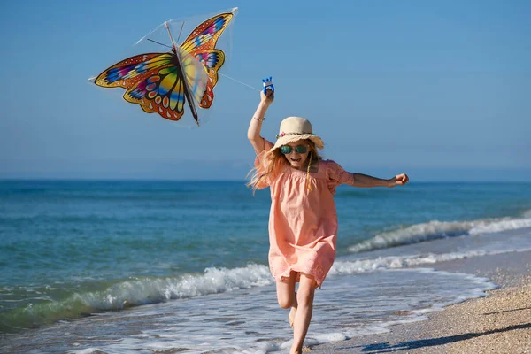 Gelukkig Klein Meisje Rennen Spelen Met Vlinder Vlieger Zee Strand — Stockfoto