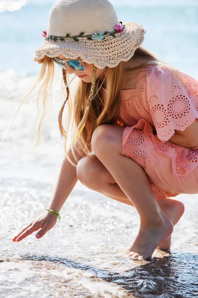 Klein Kind Meisje Jurk Hoed Spelen Zee Strand Met Zand — Stockfoto