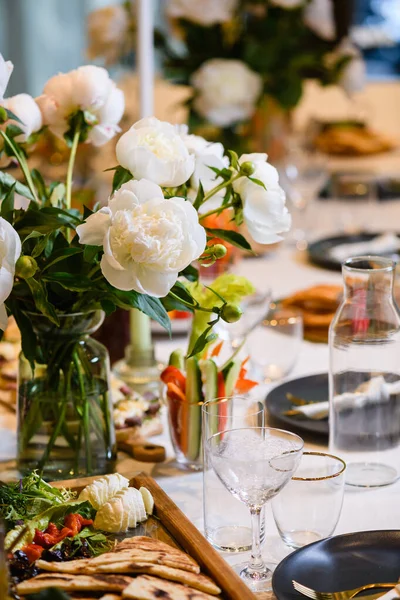 Vackra Bord Händelse Restaurang Bröllop Fest Inställning Med Pioner Blommor — Stockfoto