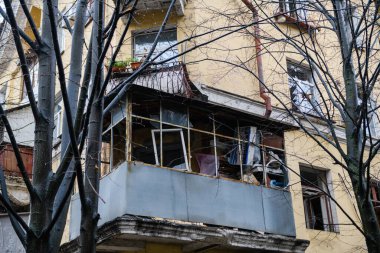 Dnipro, Ukrayna 17 Kasım 2022: Füze saldırısı sonucu meskun bir binada hasar gören balkon.